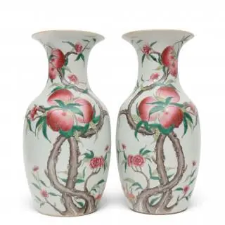 China, a pair of famille rose porcelain 'nine peach' vases, 19th century – kavel bij Veilinggebouw De Zwaan, Amsterdam