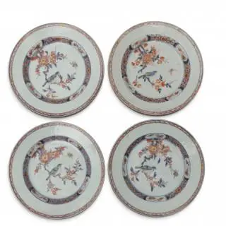 China, a set of four Imari porcelain deep plates, Qianlong period (1736-1795) – kavel bij Veilinggebouw De Zwaan, Amsterdam