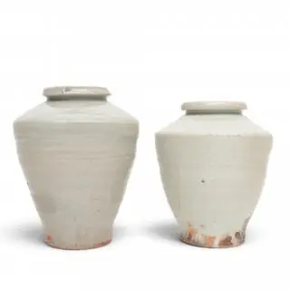 China, two celadon-glazed kitchen pots, Ming dynasty (1368-1644) – kavel bij Veilinggebouw De Zwaan, Amsterdam