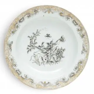 China, a grisaille and gilt-decorated porcelain soup-plate, Qianlong period (1736-1795) – kavel bij Veilinggebouw De Zwaan, Amsterdam