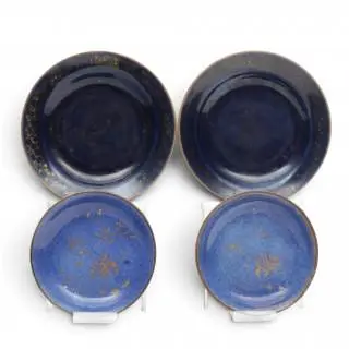 China, two pairs of powder-blue and gilt porcelain saucers, 18th century – kavel bij Veilinggebouw De Zwaan, Amsterdam