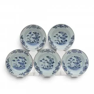 China, a set of five small blue and white porcelain deep dishes, 18th century – kavel bij Veilinggebouw De Zwaan, Amsterdam