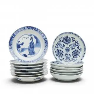 China, two sets of blue and white porcelain saucers, Kangxi period (1662-1722) – kavel bij Veilinggebouw De Zwaan, Amsterdam