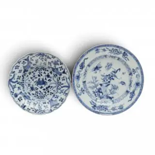 China, a blue and white porcelain 'crab and fish' dish and a plate, late 18th century – kavel bij Veilinggebouw De Zwaan, Amsterdam