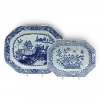 China, a Canton blue and white porcelain serving dish, 19th century – kavel bij Veilinggebouw De Zwaan, Amsterdam