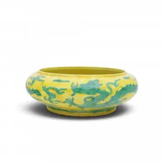 China, a yellow-ground porcelain 'dragon' bowl, 20th century – kavel bij Veilinggebouw De Zwaan, Amsterdam