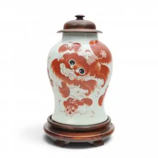 China, an iron-red decorated porcelain 'buddhist lion' baluster vase with wood cover and stand, late Qing dynasty or later – kavel bij Veilinggebouw De Zwaan, Amsterdam