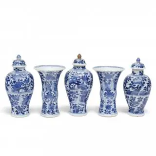 China, a small blue and white porcelain garniture, Kangxi period (1662-1722) – kavel bij Veilinggebouw De Zwaan, Amsterdam