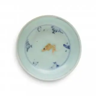 China, a blue and white and iron-red 'fish' saucer, Yuan dynasty (1271-1368) – kavel bij Veilinggebouw De Zwaan, Amsterdam