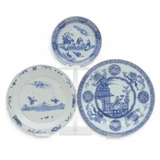 China, three blue and white porcelain plates, 17th-19th centuries – kavel bij Veilinggebouw De Zwaan, Amsterdam