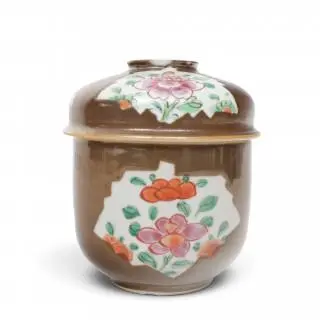 China, a café-au-lait-ground famille rose porcelain jar and cover, Qianlong period (1736-1795) – kavel bij Veilinggebouw De Zwaan, Amsterdam