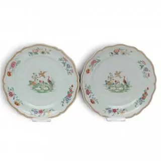 China, a pair of famille rose porcelain plates, Qianlong period (1736-1795) – kavel bij Veilinggebouw De Zwaan, Amsterdam