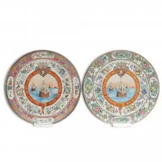 China, two Canton famille rose porcelain plates for the Portuguese market, early 19th century – kavel bij Veilinggebouw De Zwaan, Amsterdam