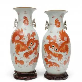 China, a pair of iron-red-painted porcelain 'buddhist lion' vases, 19th century – kavel bij Veilinggebouw De Zwaan, Amsterdam
