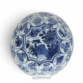 China, a blue and white 'kraak porselein' dish, Wanli period (1573-1619) – kavel bij Veilinggebouw De Zwaan, Amsterdam