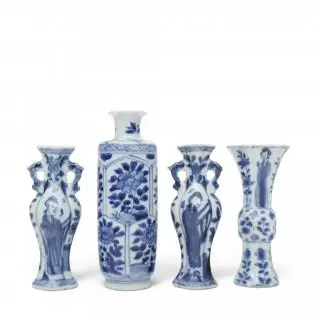 China, four small blue and white porcelain vases, Kangxi period (1662-1722) – kavel bij Veilinggebouw De Zwaan, Amsterdam