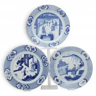 China, three blue and white porcelain narrative plates, Kangxi period (1662-1722) – kavel bij Veilinggebouw De Zwaan, Amsterdam
