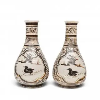 China, a pair of Cizhou earthenware bottle vases, Southern Song dynasty (1127-1279) – kavel bij Veilinggebouw De Zwaan, Amsterdam