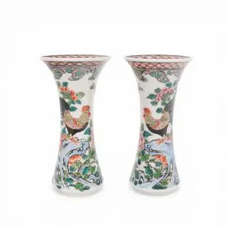 China, a pair of small famille rose porcelain 'cockerel' trumpet vases, 18th century – kavel bij Veilinggebouw De Zwaan, Amsterdam