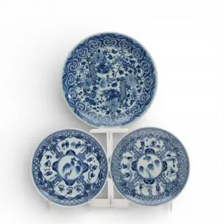 China, a pair and a single blue and white porcelain plate, 19th century – kavel bij Veilinggebouw De Zwaan, Amsterdam