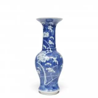 China, a blue and white 'prunus and cracked ice' porcelain trumpet vase, 20th century – kavel bij Veilinggebouw De Zwaan, Amsterdam