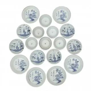 China, a blue and white porcelain 'Tek Sing Cargo' part dinner service, late 18th/ early 19th century – kavel bij Veilinggebouw De Zwaan, Amsterdam