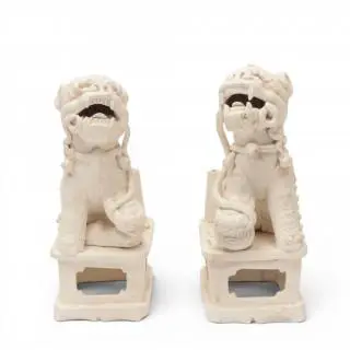 China, a pair of biscuit models of 'buddhist lion' joss-stick holders, 17th century – kavel bij Veilinggebouw De Zwaan, Amsterdam