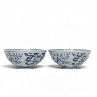 China, a pair of blue and white porcelain 'Three Friends of Winter' bowls, Guangxu six-character marks in underglaze blue and of the period (1875-1… – kavel bij Veilinggebouw De Zw