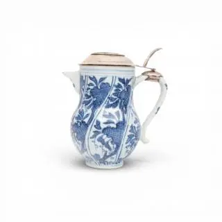 China, a blue and white porcelain milk-jug with later silver cover, Kangxi period (1662-1722) – kavel bij Veilinggebouw De Zwaan, Amsterdam