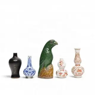 China, four miniature porcelain vases and a sancai miniature model of a parrot, 18th-19th centuries – kavel bij Veilinggebouw De Zwaan, Amsterdam