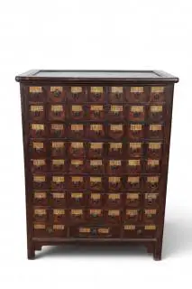 China, an elm wood medicine cabinet, 19th century – kavel bij Veilinggebouw De Zwaan, Amsterdam