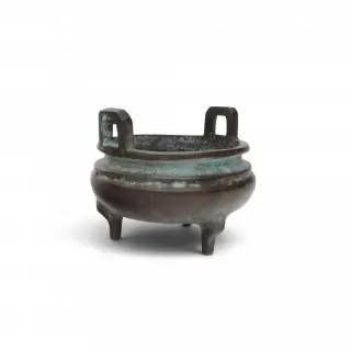 China, a small bronze tripod censer, probably 19th century – kavel bij Veilinggebouw De Zwaan, Amsterdam