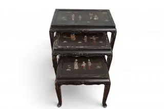 China, a three-part brown-lacquered set of nesting tables – kavel bij Veilinggebouw De Zwaan, Amsterdam