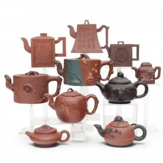 China, a collection of Yixing earthenware teapots and covers – kavel bij Veilinggebouw De Zwaan, Amsterdam