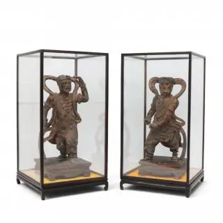 China, a pair of carved wooden Tang-style temple-guardians, each in display case, ca. 1900 – kavel bij Veilinggebouw De Zwaan, Amsterdam