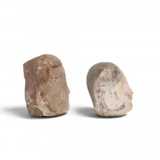 China, two pottery models of heads of a lady and a dignitary, probably Han dynasty (20c BC – AD 220) – kavel bij Veilinggebouw De Zwaan, Amsterdam
