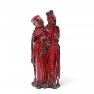 China, a faux-amber group of a couple, early 20th century – kavel bij Veilinggebouw De Zwaan, Amsterdam