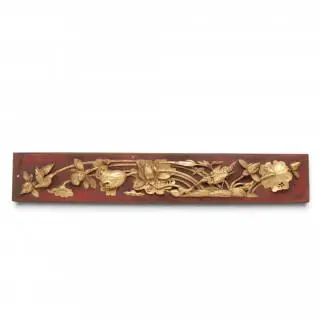 China, a red and gilt lacquer carved ornament, ca. 1900 – kavel bij Veilinggebouw De Zwaan, Amsterdam