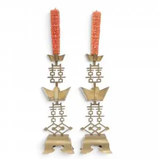 China, a pair of brass candlesticks for marriage ceremony, late Qing dynasty, 20th century – kavel bij Veilinggebouw De Zwaan, Amsterdam