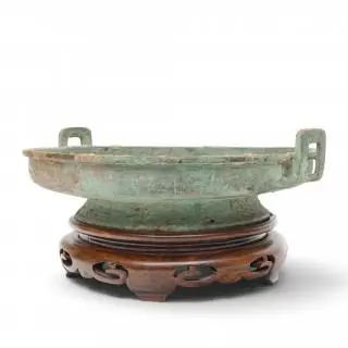 China, a bronze water-vessel, 'pan', Western Zhou dynasty (ca. 1100-771 BC) – kavel bij Veilinggebouw De Zwaan, Amsterdam