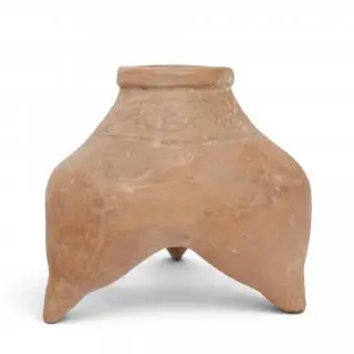 China, a Gansu red pottery tripod cooking jar, Neolithic period, Majiayao culture, mid to late 3rd millennium BC – kavel bij Veilinggebouw De Zwaan, Amsterdam