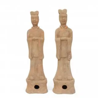 China, a pair of red pottery standing funerary figures, Tang style – kavel bij Veilinggebouw De Zwaan, Amsterdam