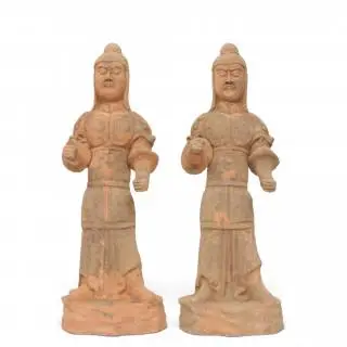 China, a pair of red pottery standing tomb guardians, Tang style – kavel bij Veilinggebouw De Zwaan, Amsterdam