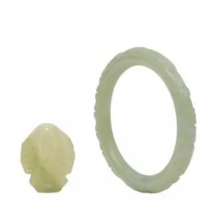 China, a jade bracelet and a pendant, 20th century – kavel bij Veilinggebouw De Zwaan, Amsterdam