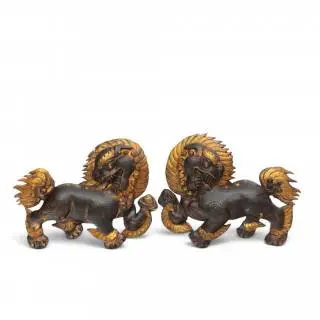 Tibet, a pair of parcel-gilt copper repoussé snow lions, 19th century – kavel bij Veilinggebouw De Zwaan, Amsterdam