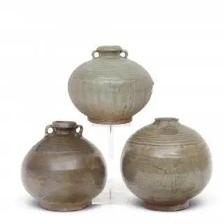 Thailand, three Sawankalok celadon-glazed bulbous vases, 13th-14th century – kavel bij Veilinggebouw De Zwaan, Amsterdam