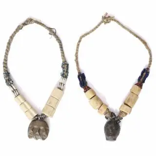 South East Asia, a pair of necklaces with bone and glass beads and both with a copper alloy pendant – kavel bij Veilinggebouw De Zwaan, Amsterdam