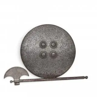 An Indo-Persian steel shield and an axe, ca. 19th century – kavel bij Veilinggebouw De Zwaan, Amsterdam
