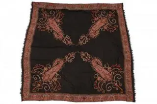 North India, Kashmir, an fine embroidered shawl on black silk ground, late 19th century – kavel bij Veilinggebouw De Zwaan, Amsterdam