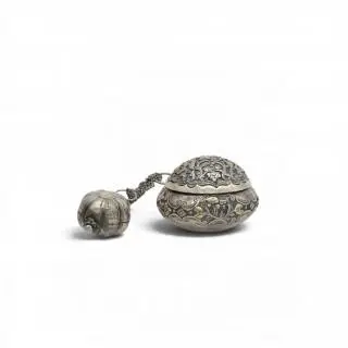 Indonesia, a silver two-part sirih or betel nut box and cover, first half 20th century – kavel bij Veilinggebouw De Zwaan, Amsterdam